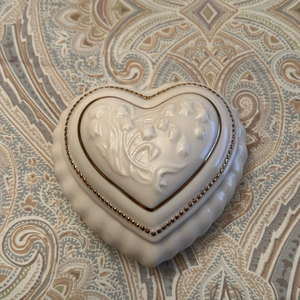 Lenox heart musical jewelry box